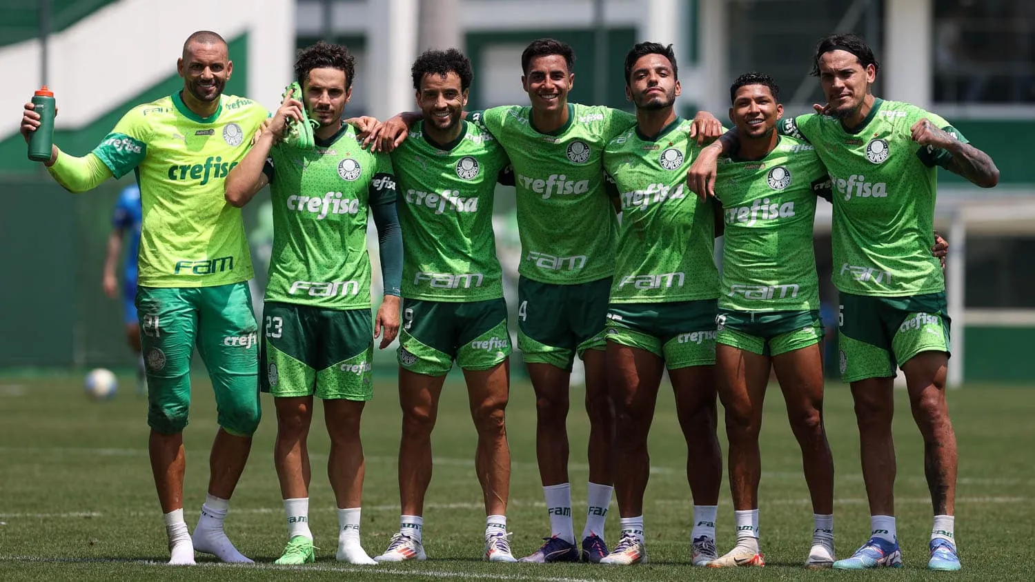 Raphael Veiga brinca com volta de Gabriel Jesus ao Palmeiras; d&aacute; para sonhar?