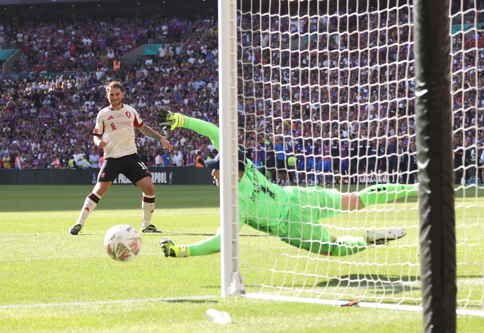 Henderson defende p&ecirc;nalti de Mac Allister 