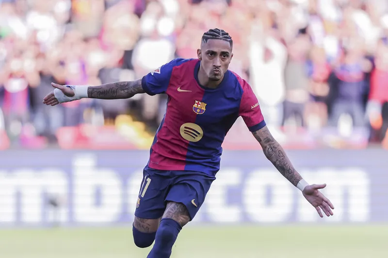 Raphinha celebra gol pelo Barcelona