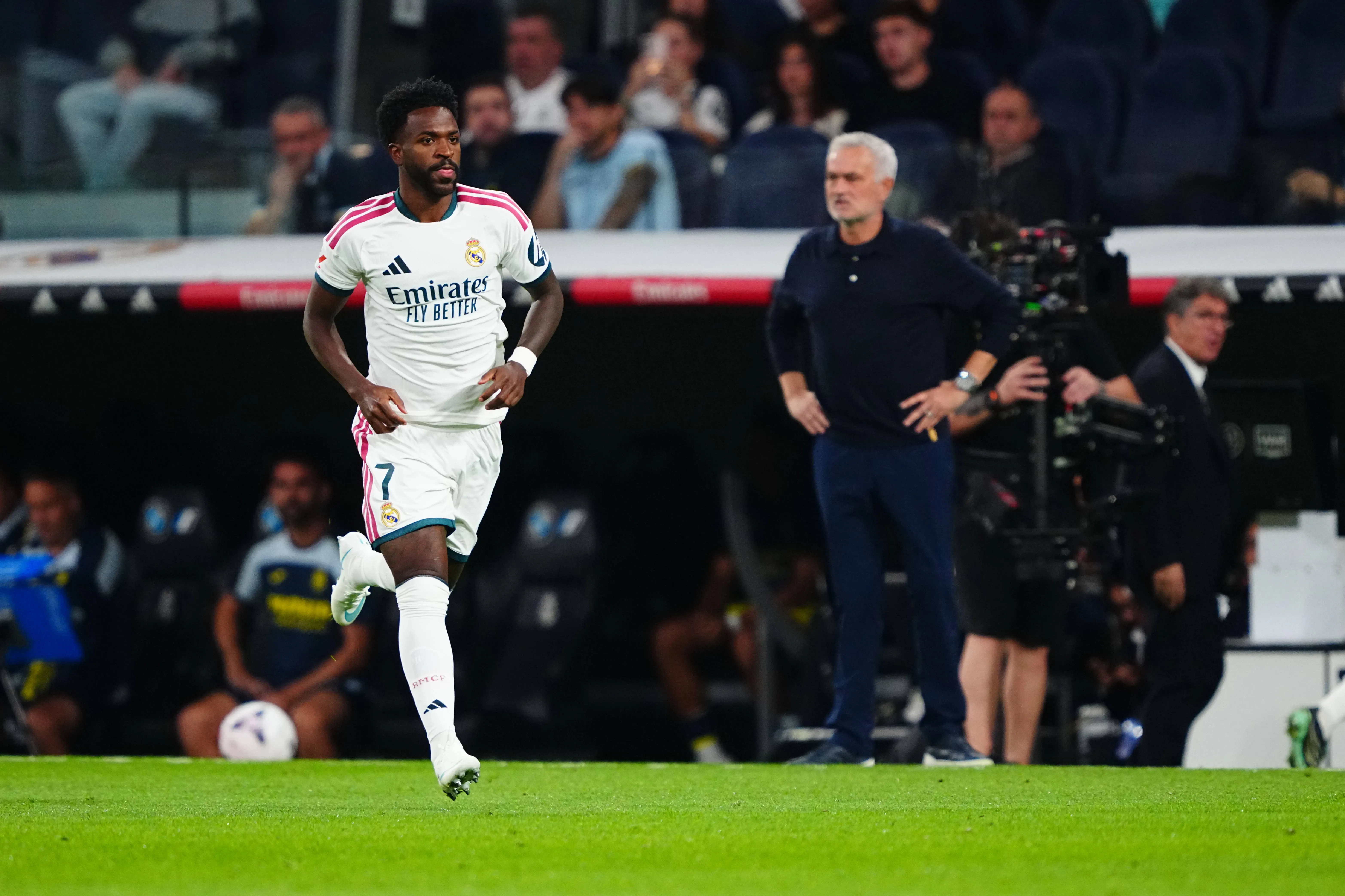 Mourinho na &aacute;rea t&eacute;cnica durante entrada de Vin&iacute;cius Junior em campo