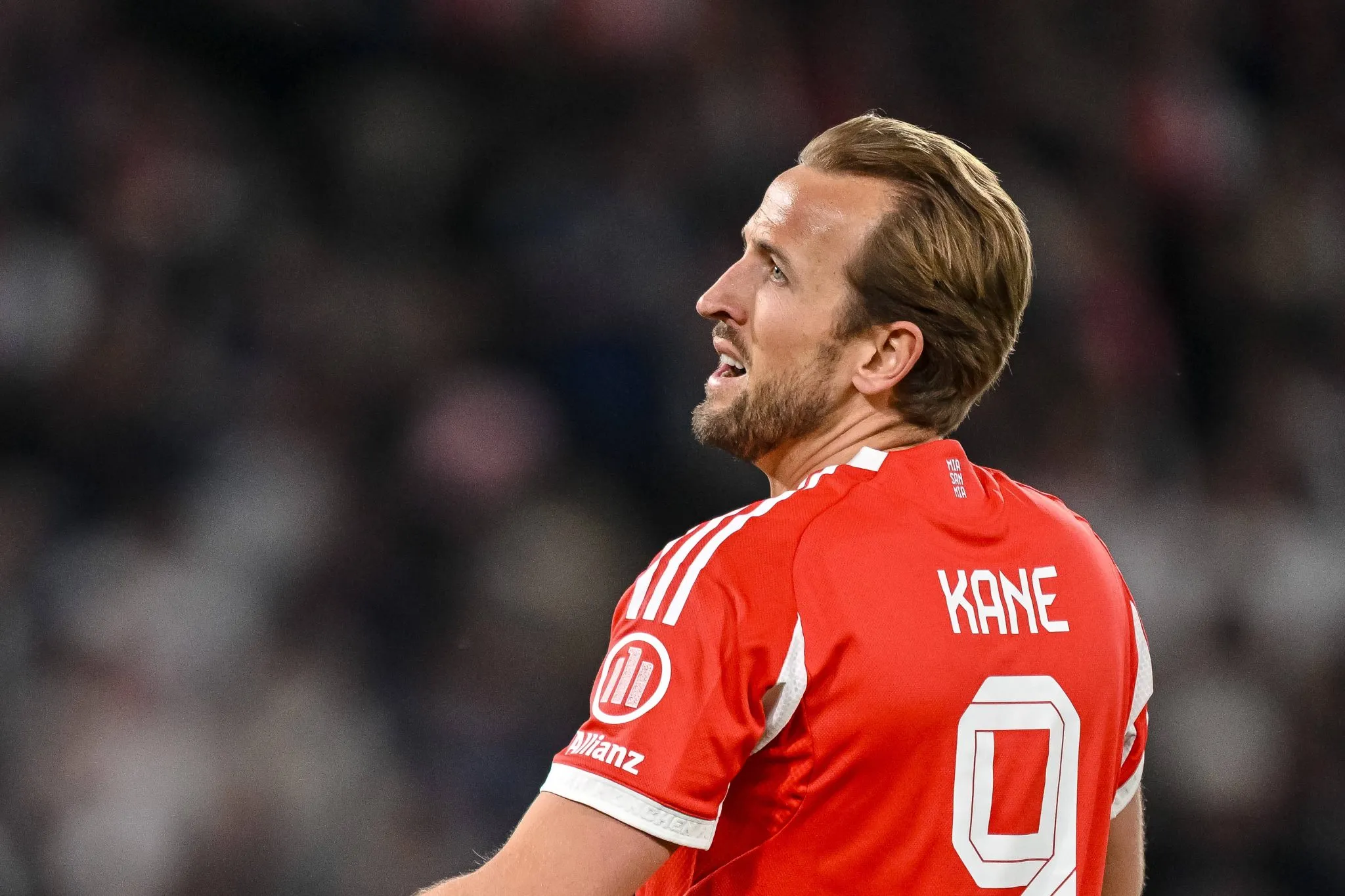 &lsquo;Inaceit&aacute;vel&rsquo;: Rooney critica fala de Harry Kane ap&oacute;s derrota do Bayern diante do PSG