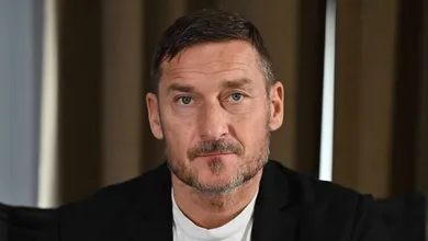 Totti cita chute em advers&aacute;rio folcl&oacute;rico como maior arrependimento da carreira