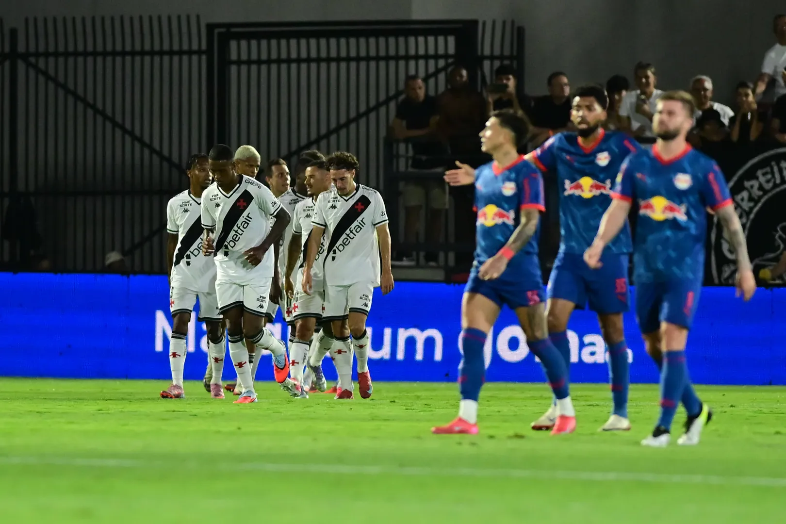 Jogadores do Vasco vibram com gol de Vegetti (