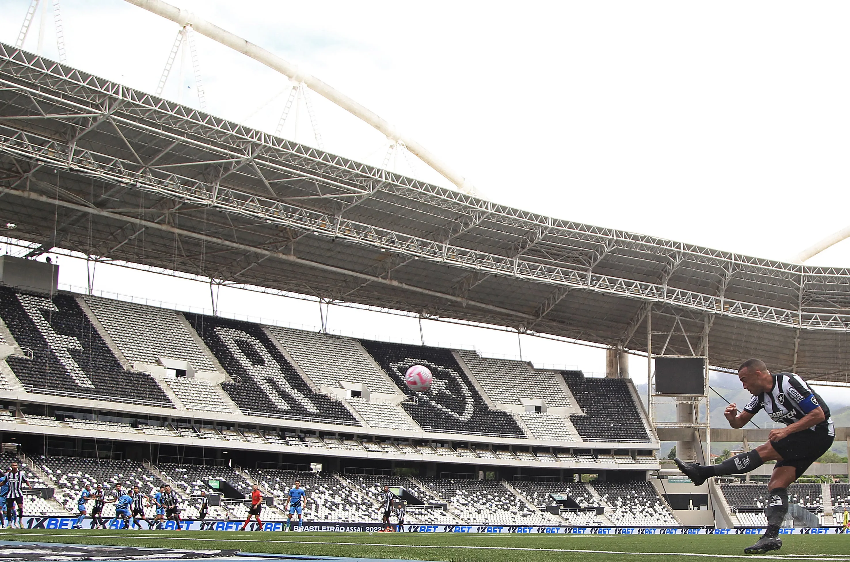 Decis&otilde;es da CBF causam atrito e Botafogo tenta reverter adiamento de jogo
