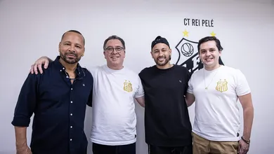 Vai renovar? Pai de Neymar d&aacute; pista de futuro do craque no Santos