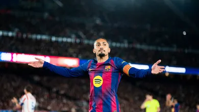 Como Flick ajuda Ancelotti com fun&ccedil;&atilde;o de Raphinha no Barcelona
