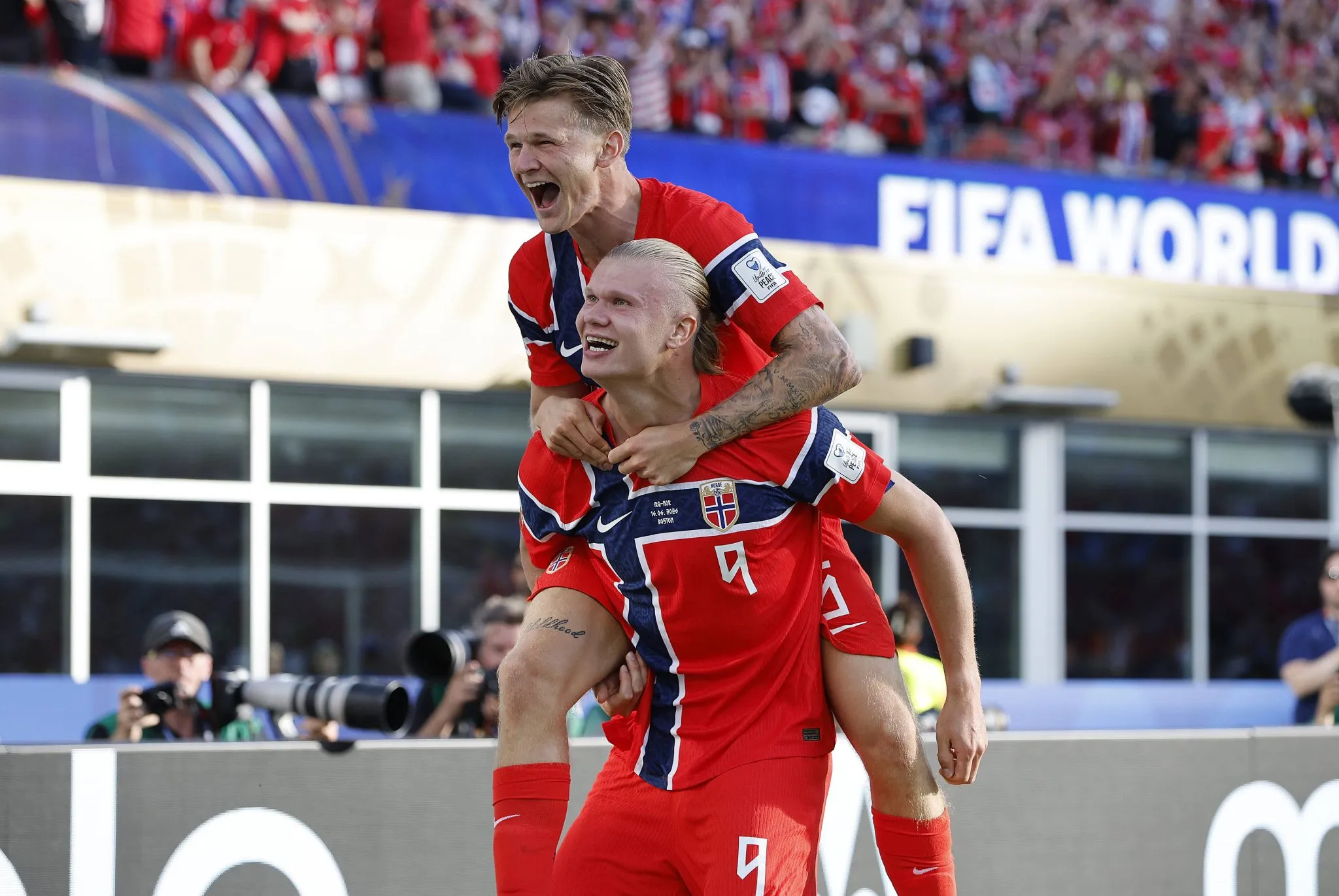 Haaland e Odegaard celebram gol noruegu&ecirc;s diante do Iraque