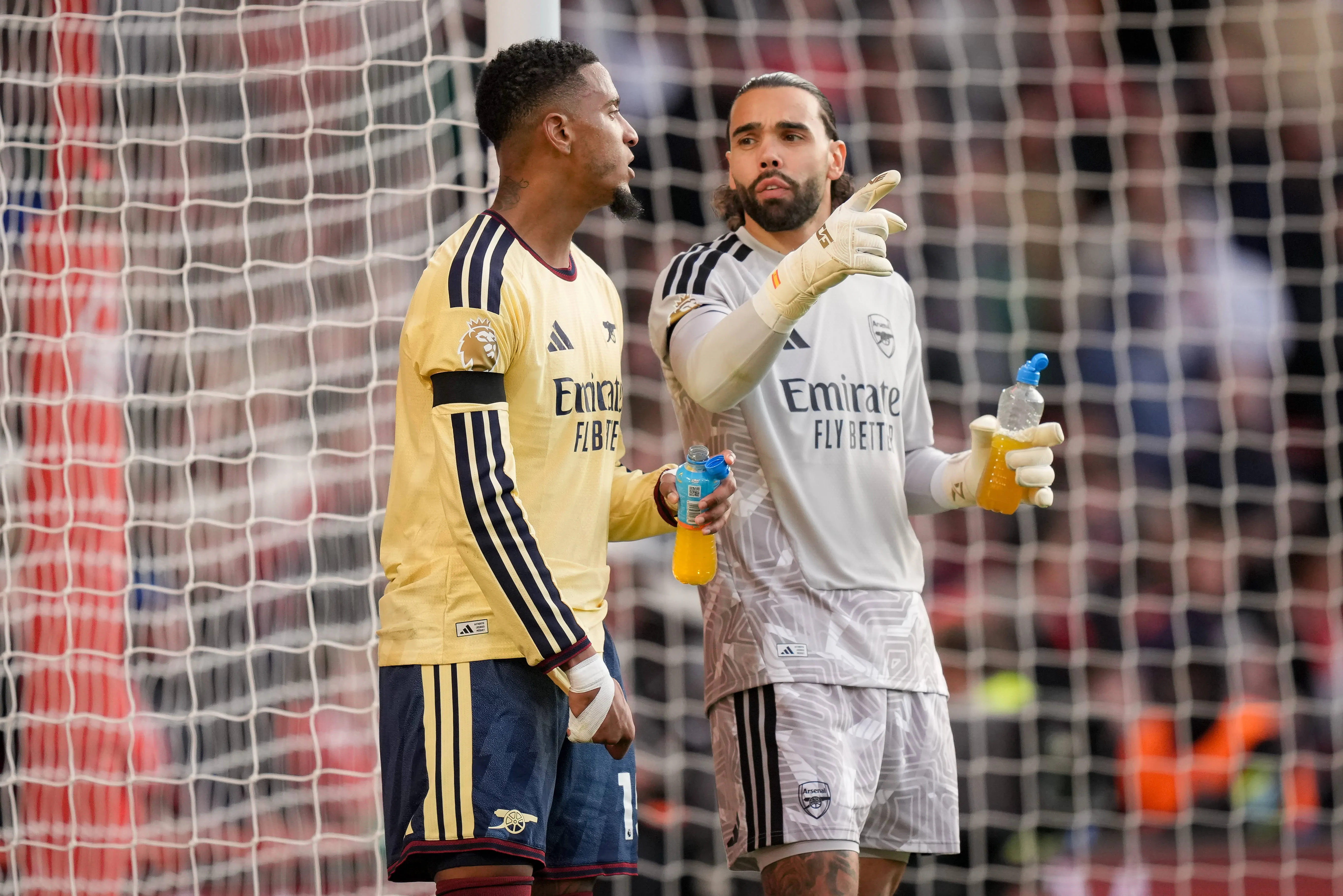 Konsa e Raya conversam em jogo do Arsenal