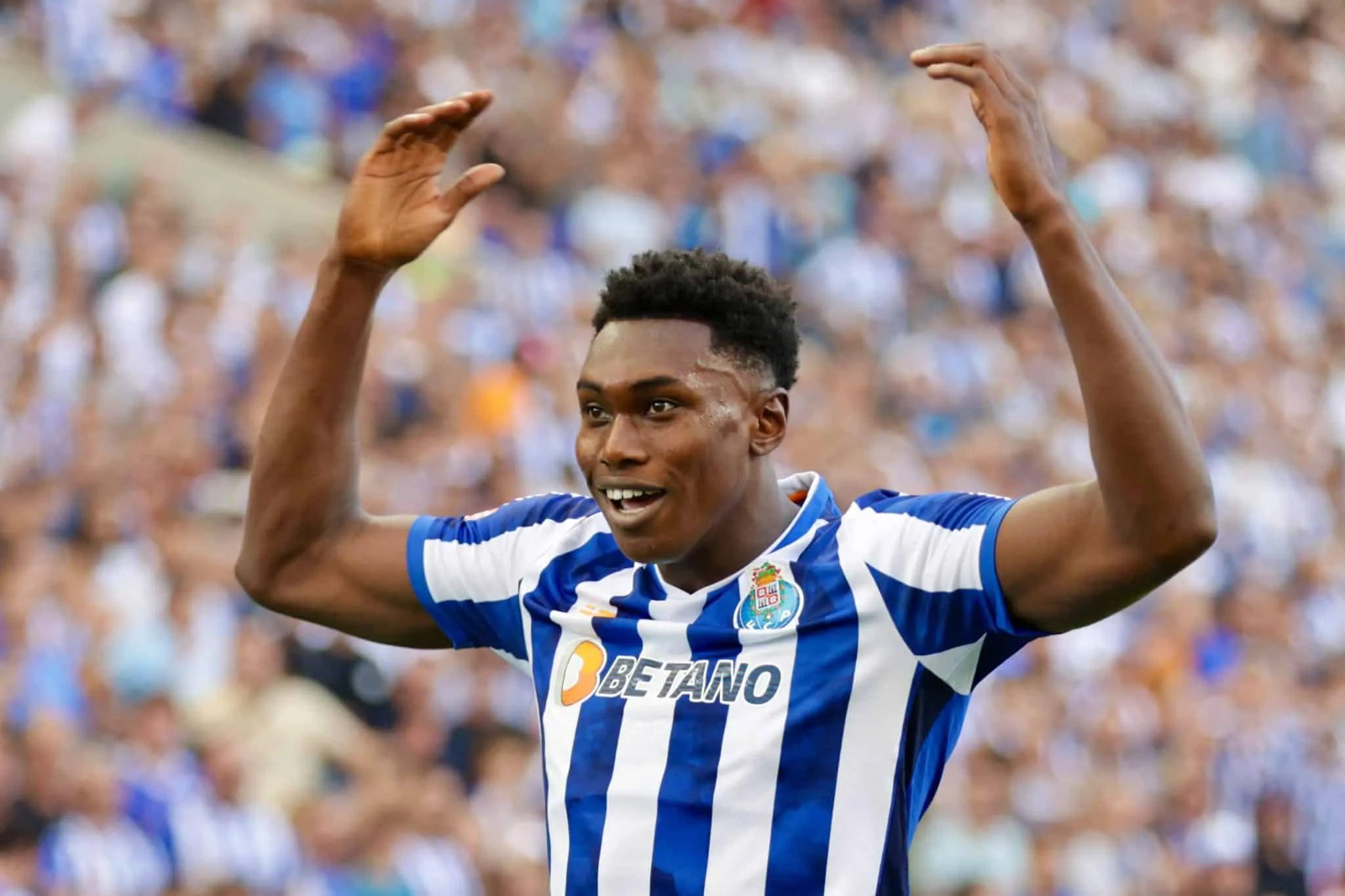 Conhe&ccedil;a Samu Omorodion, craque de &lsquo;s&oacute;&rsquo; R$ 90 milh&otilde;es que amassou o Manchester United