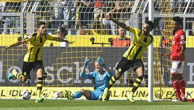Em um jogo duro, o Dortmund come&ccedil;a vencendo com o velho matador e a ajuda dos novatos