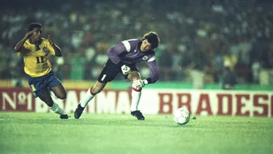 25 anos de um dia m&aacute;gico no Maracan&atilde;: A consagra&ccedil;&atilde;o de Rom&aacute;rio, destruindo o Uruguai