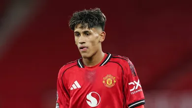 Quem &eacute; a joia de 15 anos do Manchester United que idolatra Neymar e quebra recordes