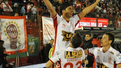 A vibra&ccedil;&atilde;o dos jogadores com a torcida traduz a import&acirc;ncia da vit&oacute;ria do Hurac&aacute;n no cl&aacute;ssico