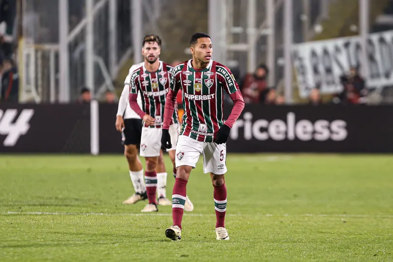 Alexsander &eacute; observado por Martinelli contra o Colo-Colo na Libertadores: Fluminense esperava ter dupla como titular em 2024 - Foto: MARCELO GON&Ccedil;ALVES / FLUMINENSE FC
