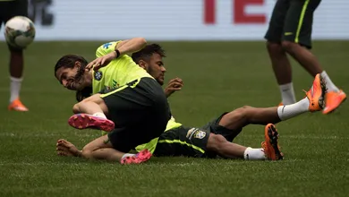 Filipe Lu&iacute;s deu um belo chap&eacute;u carretilha em Neymar no treino