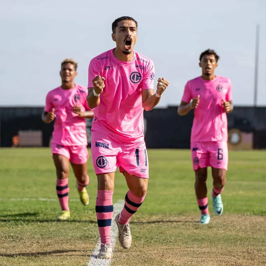 Jogadores do Clube Laguna comemoram gol