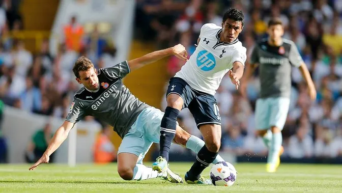 Paulinho vestiu a camisa 15 do Tottenham