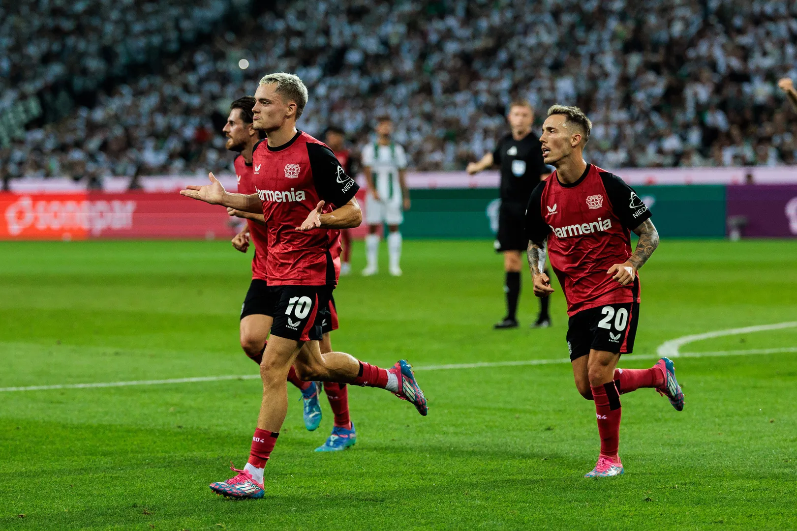 Foto: (Imago) - Bayer Leverkusen comemora gol contra Borussia M&ouml;nchengladbach pela Bundesliga