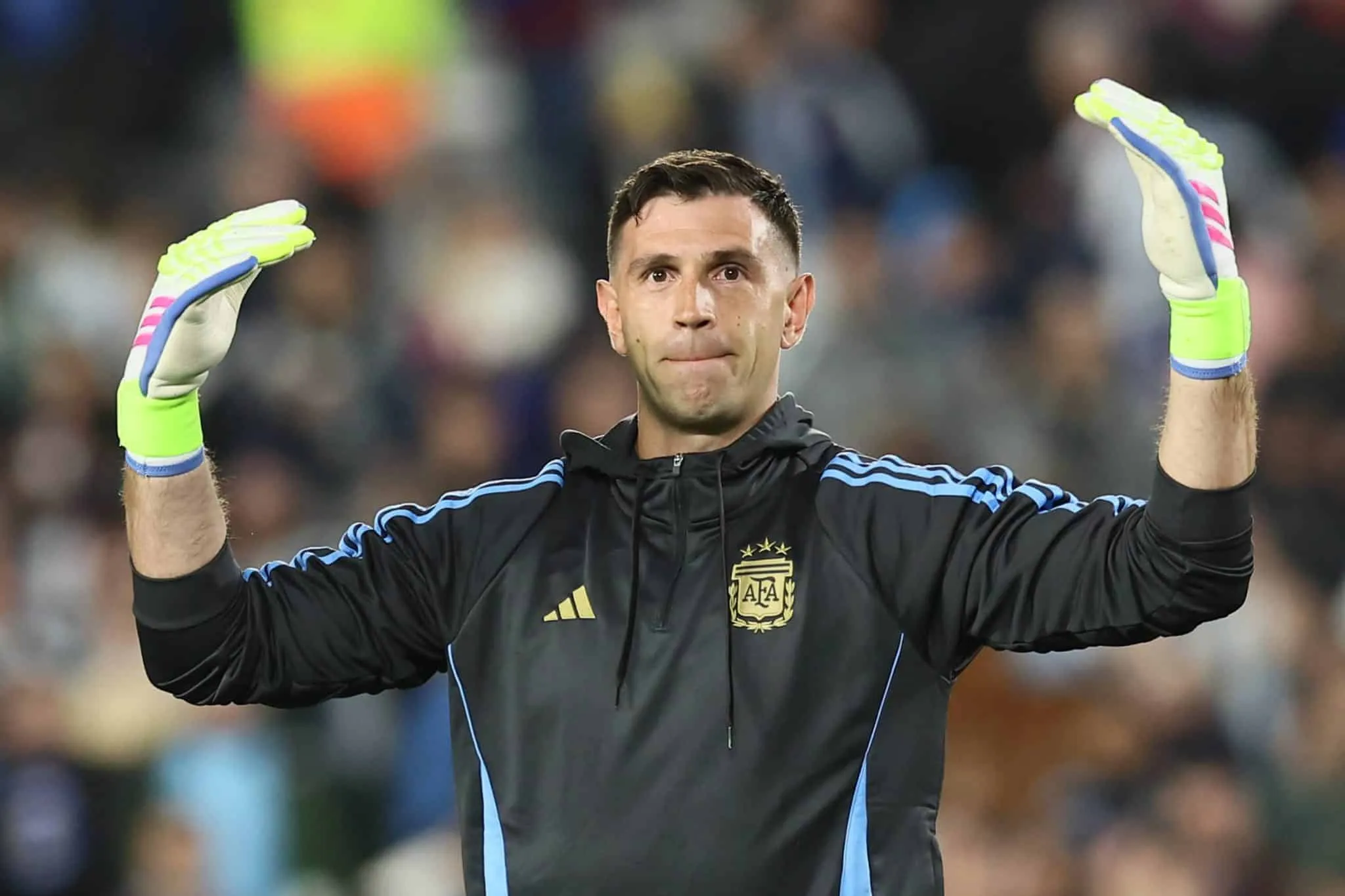 Manchester United faz oferta &lsquo;fora da realidade&rsquo; por Dibu Mart&iacute;nez, &eacute; rejeitado e avalia novo alvo