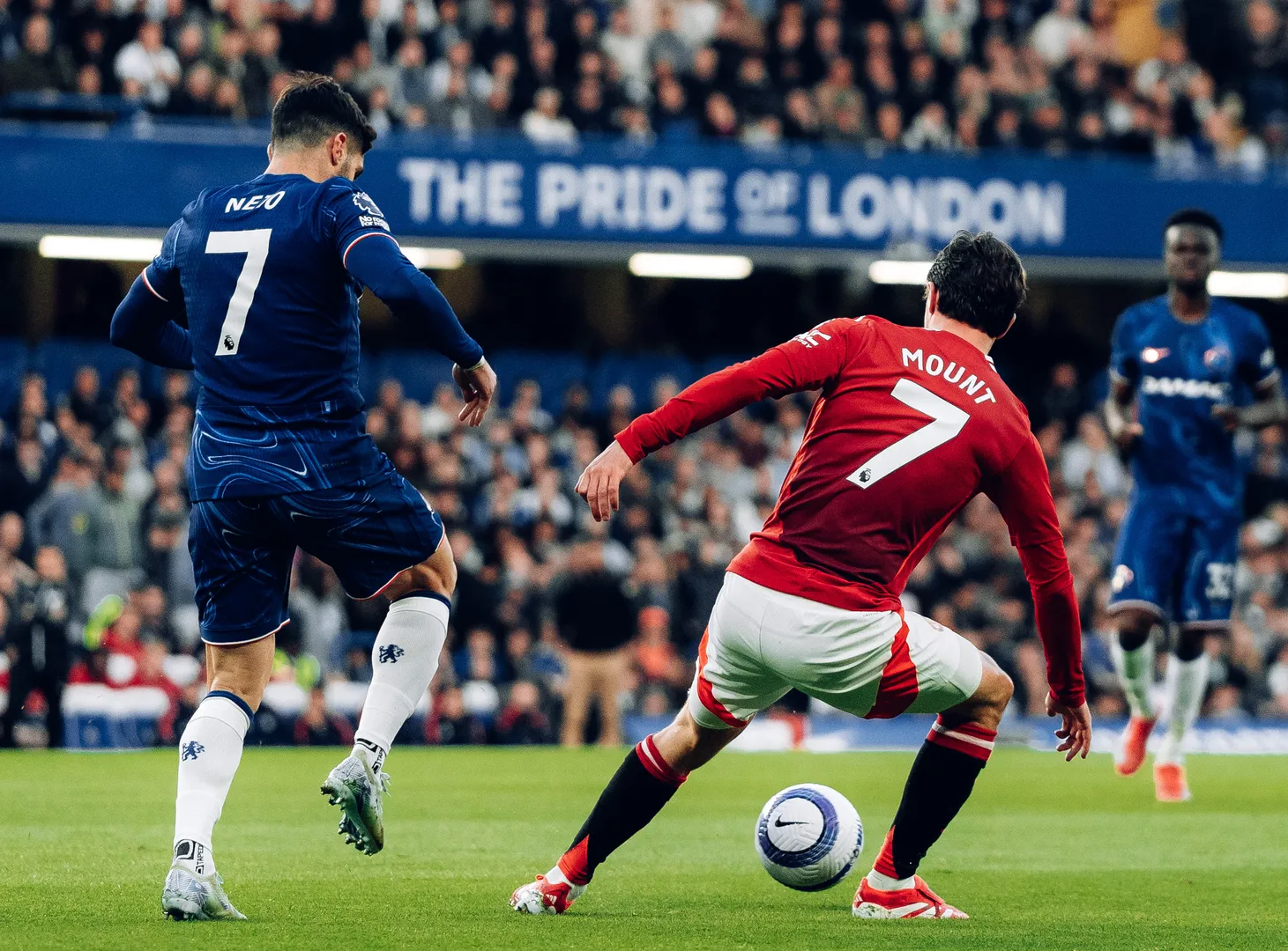 Pedro Neto e Mount disputam bola em jogo entre Chelsea e Manchester United
