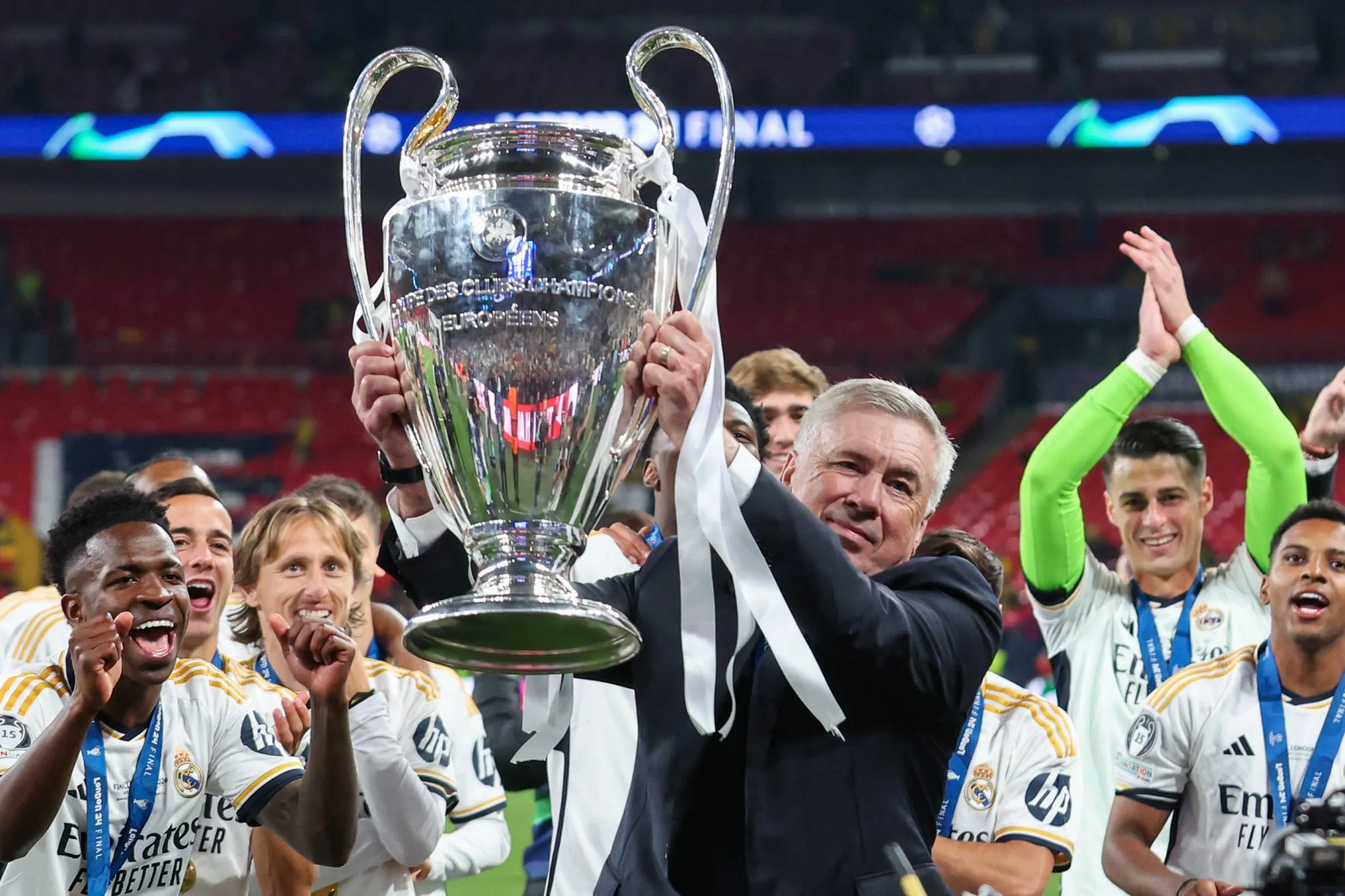 Ancelotti com a ta&ccedil;a da Champions League (Foto: Imago/osnapix)