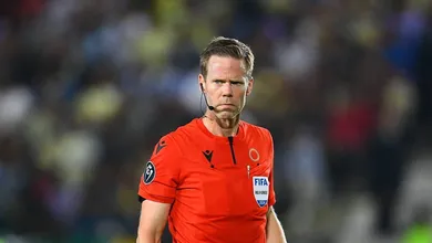 At&eacute; em jogo esquecido no Mundial, arbitragem rouba a cena por erro: &lsquo;Absurdo&rsquo;