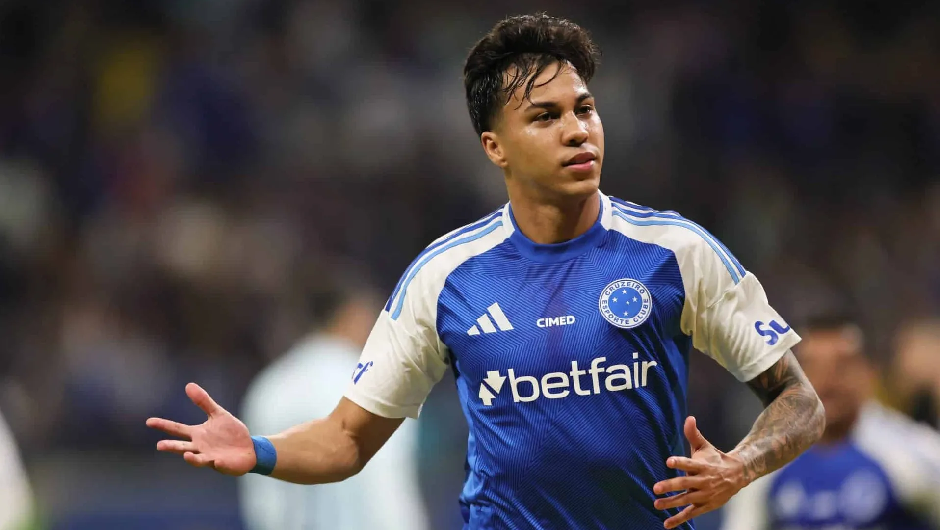 Kaio Jorge celebra gol pelo Cruzeiro
