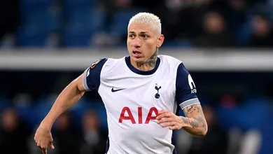 Richarlison marca, mas carrasco brilha e aumenta afli&ccedil;&atilde;o do Tottenham na temporada