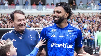Gabigol despista sobre promessa a dono do Cruzeiro: &lsquo;Voc&ecirc;s conhecem o Pedrinho&rsquo;