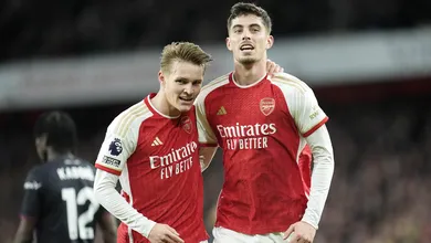 Sem sofrer, Arsenal vence Luton Town e prova que t&iacute;tulo da Premier League &eacute; poss&iacute;vel
