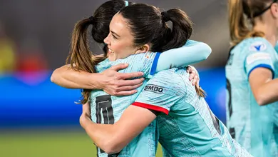 Barcelona sua, mas vence briga contra gol e surpresa da Champions Feminina