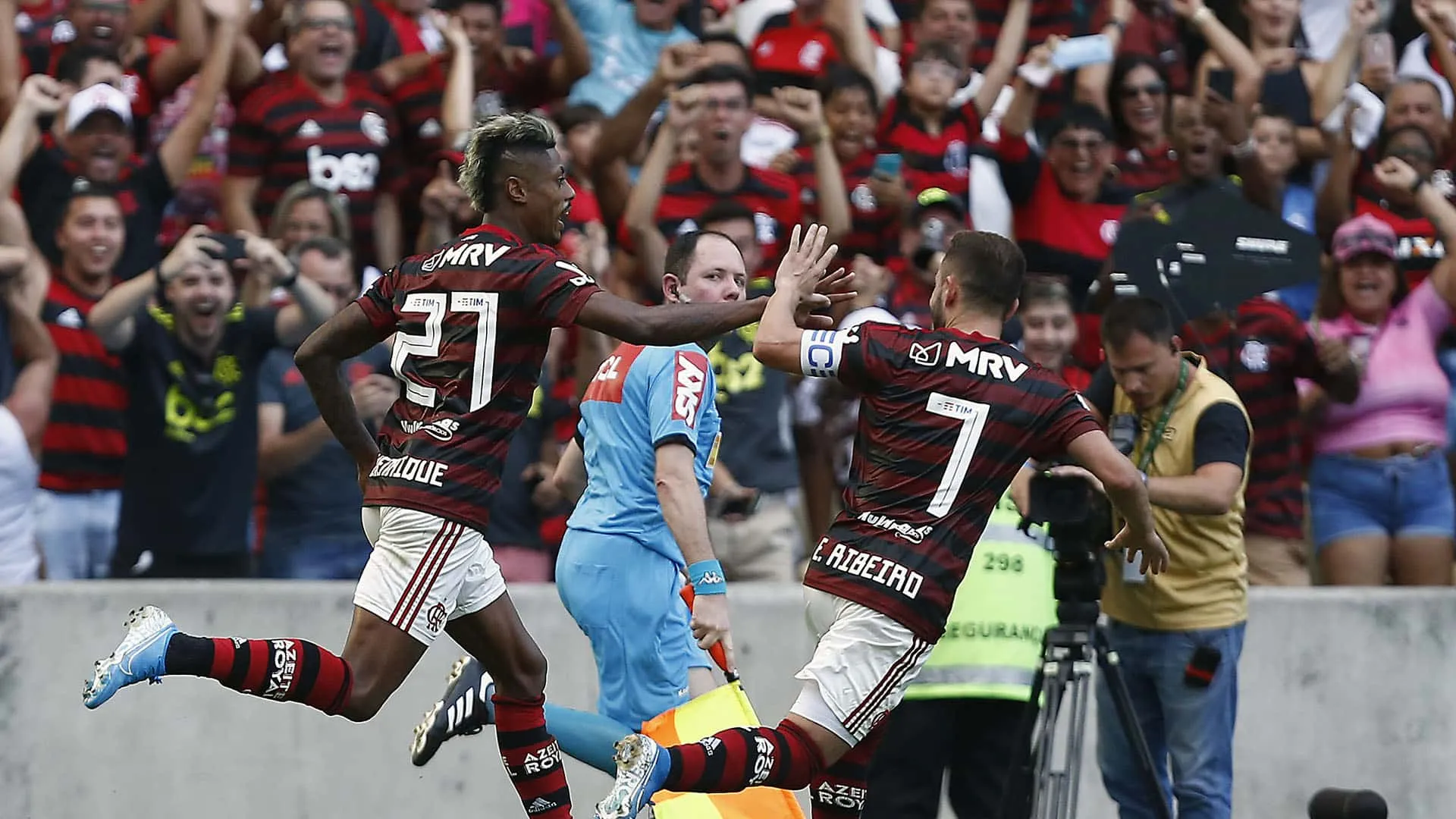 Bruno Henrique comandou o l&iacute;der Flamengo que passou por cima do Corinthians no Maracan&atilde;