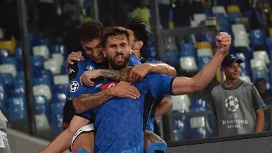 Napoli rompeu o equil&iacute;brio com dois gols no fim e venceu o Liverpool mais uma vez