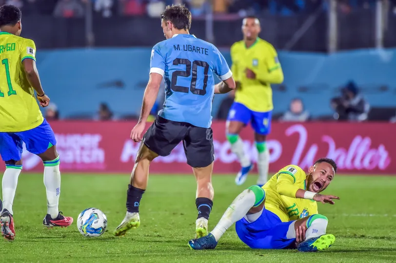 Neumar se lesiona em jogo contra o Uruguai