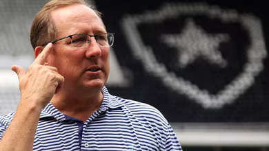 Botafogo &eacute; uma das armas de John Textor para salvar Lyon na Fran&ccedil;a; entenda