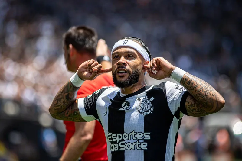 Depay celebra gol pelo Corinthians 