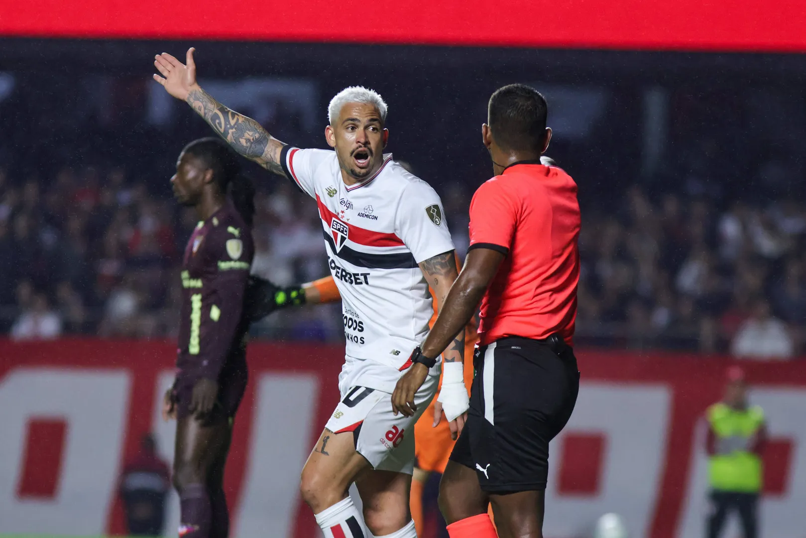 Luciano questiona &aacute;rbitro durante derrota do S&atilde;o Paulo (Foto: Imago)