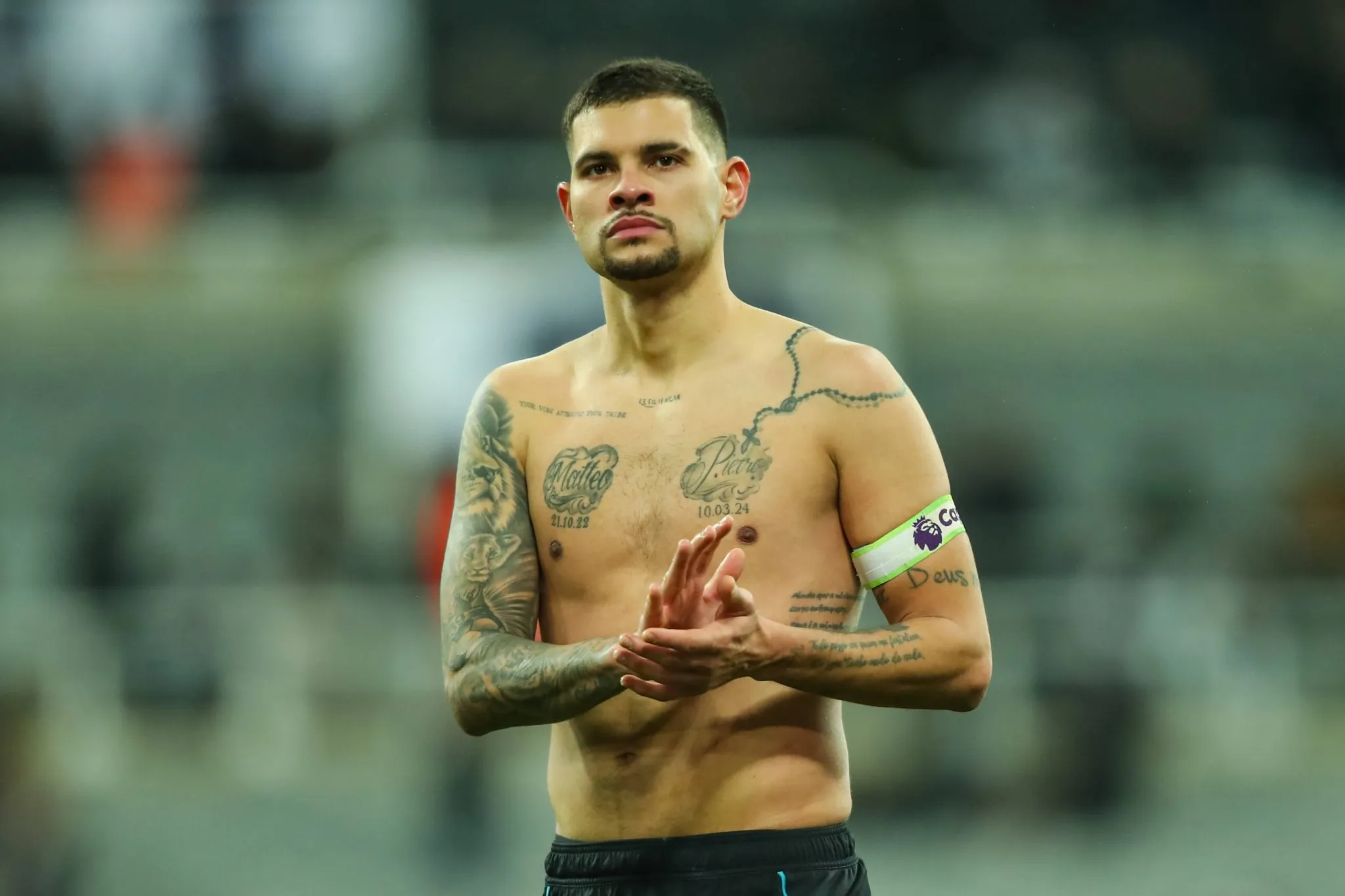 Bruno Guimar&atilde;es em jogo do Newcastle na Premier League