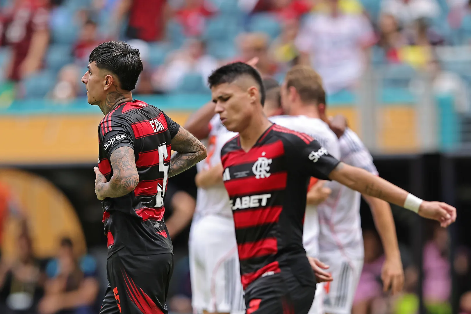 Luiz Ara&uacute;jo frustrado ap&oacute;s gol do Bayern de Munique