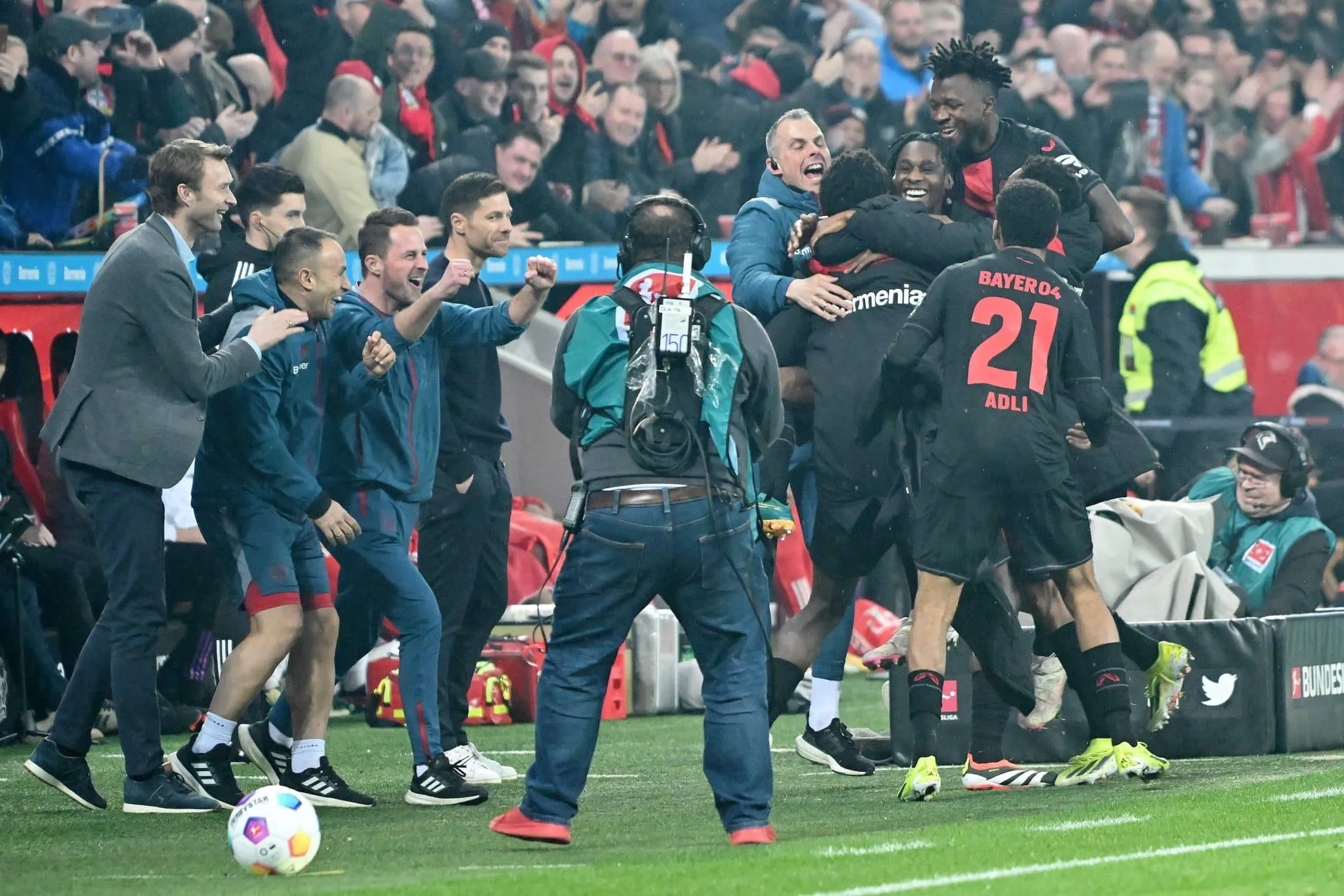 Invicto, embalado e jogando muito: falta apenas a ta&ccedil;a para o Leverkusen ter temporada perfeita
