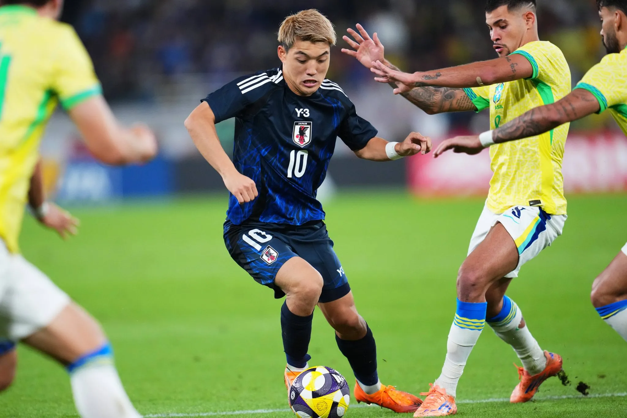 Ritsua Doan e Bruno Guimar&atilde;es durante amistoso entre Brasil x Jap&atilde;o, em outubro de 2025 (Foto: Imago/AFLOSPORT)