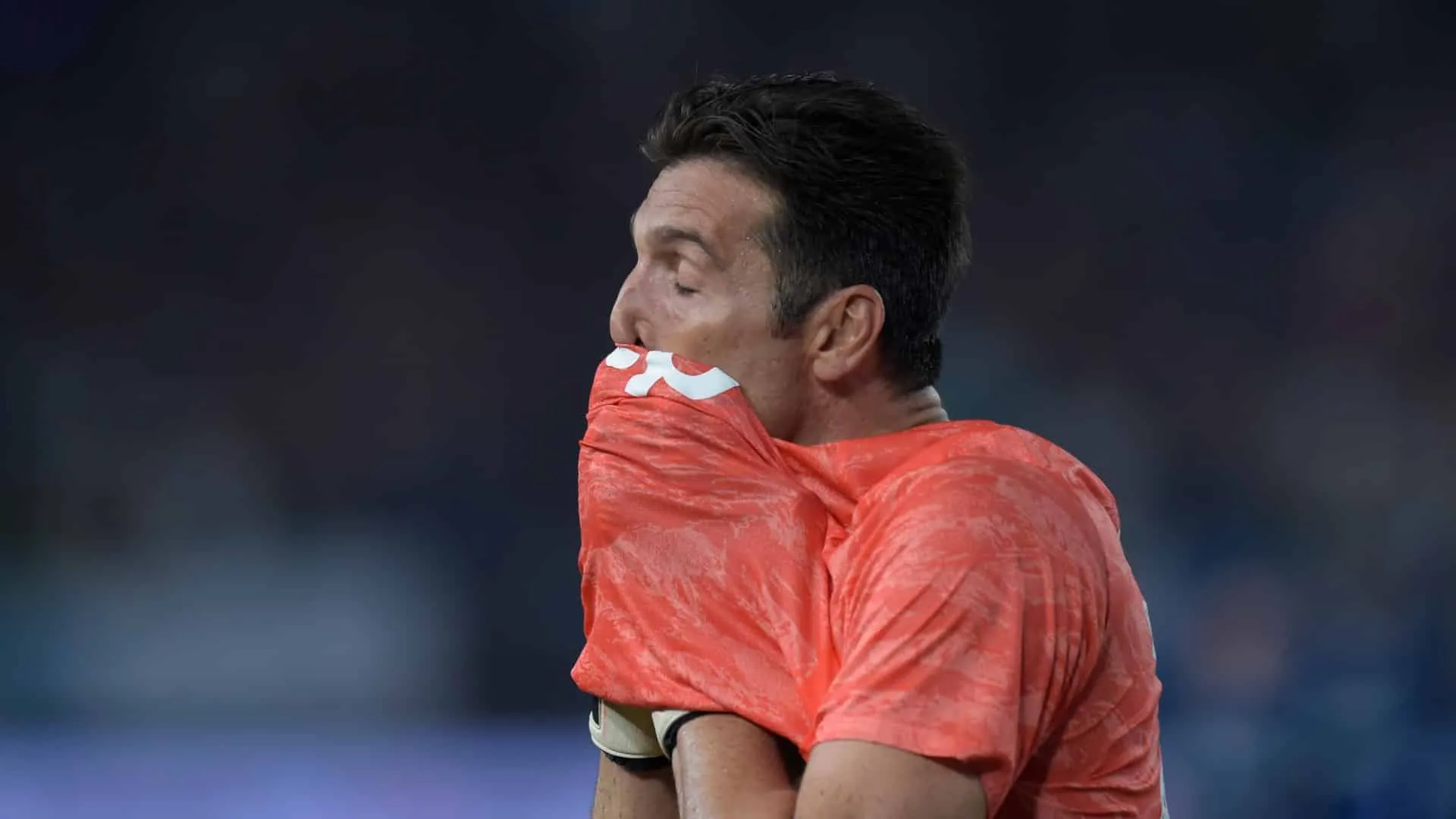 Depress&atilde;o, acusa&ccedil;&otilde;es de fascismo e o risco de ser destemido: Buffon abriu o jogo no Player&rsquo;s Tribune
