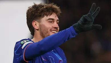 Rival de Vitor Roque, ex-Barcelona anota hat-trick e garante 100% do Chelsea