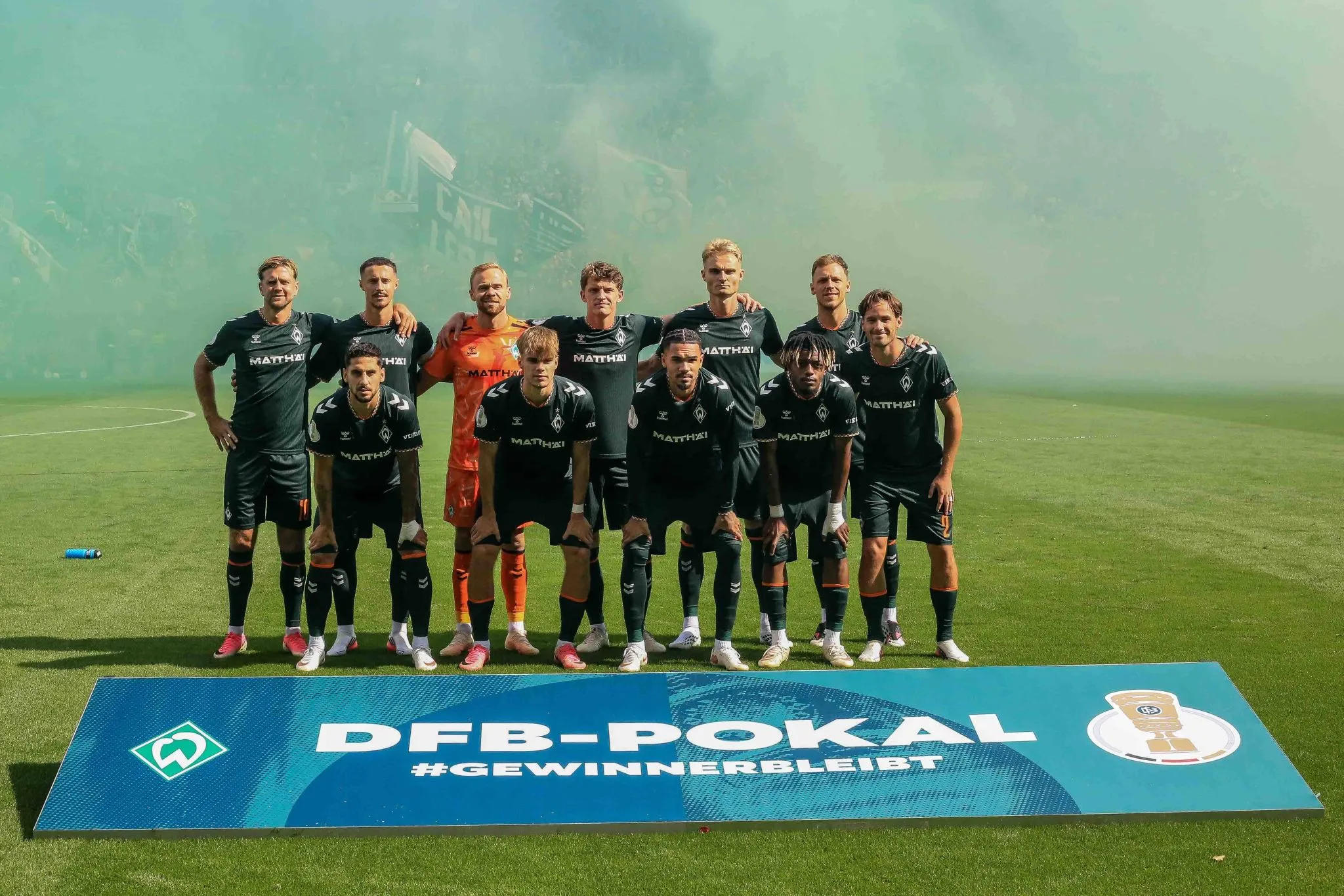 Jogadores do Werder Bremen antes de jogo da Copa da Alemanha