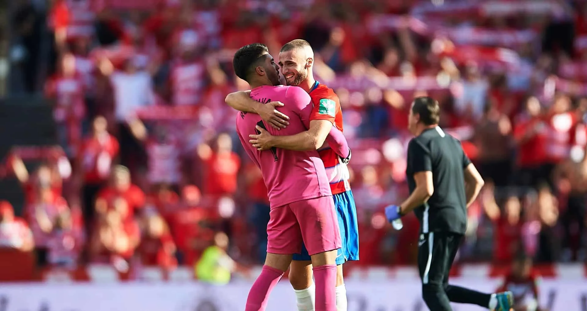 O surpreendente Granada aproveita o adiamento do cl&aacute;ssico e toma a lideran&ccedil;a do Espanhol