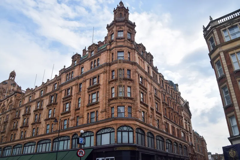 V&iacute;timas de ex-dono do Fulham relatam que bilion&aacute;rio eg&iacute;pcio tinha costume de abusar de funcion&aacute;rias em seu escrit&oacute;rio na Harrods