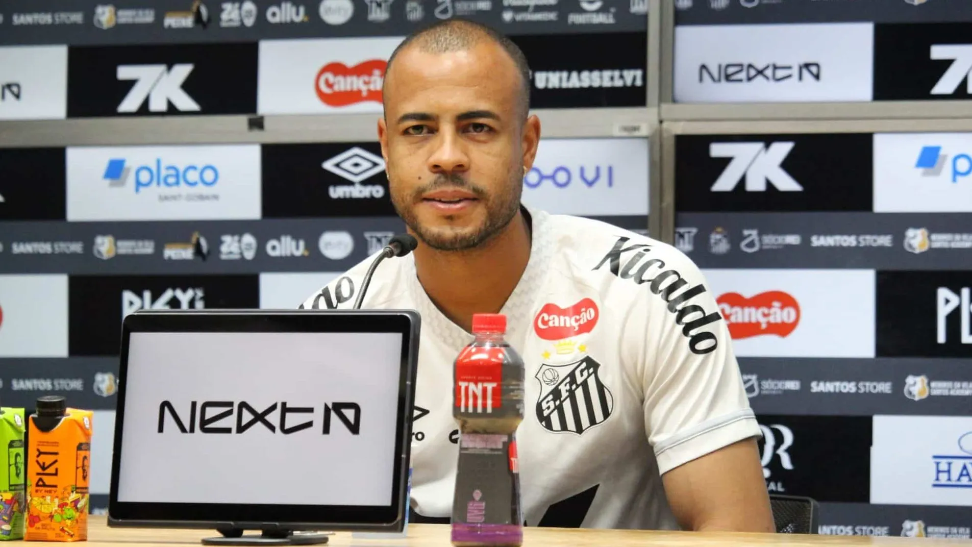 Apresentado, Mayke j&aacute; prev&ecirc; jogo para estrear e revela motivo para assinar com o Santos