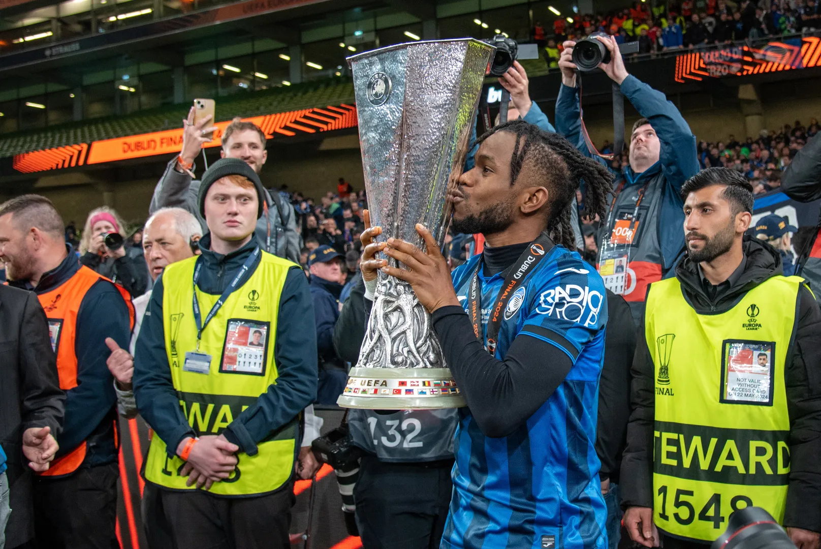 Lookman beija ta&ccedil;a da Liga Europa