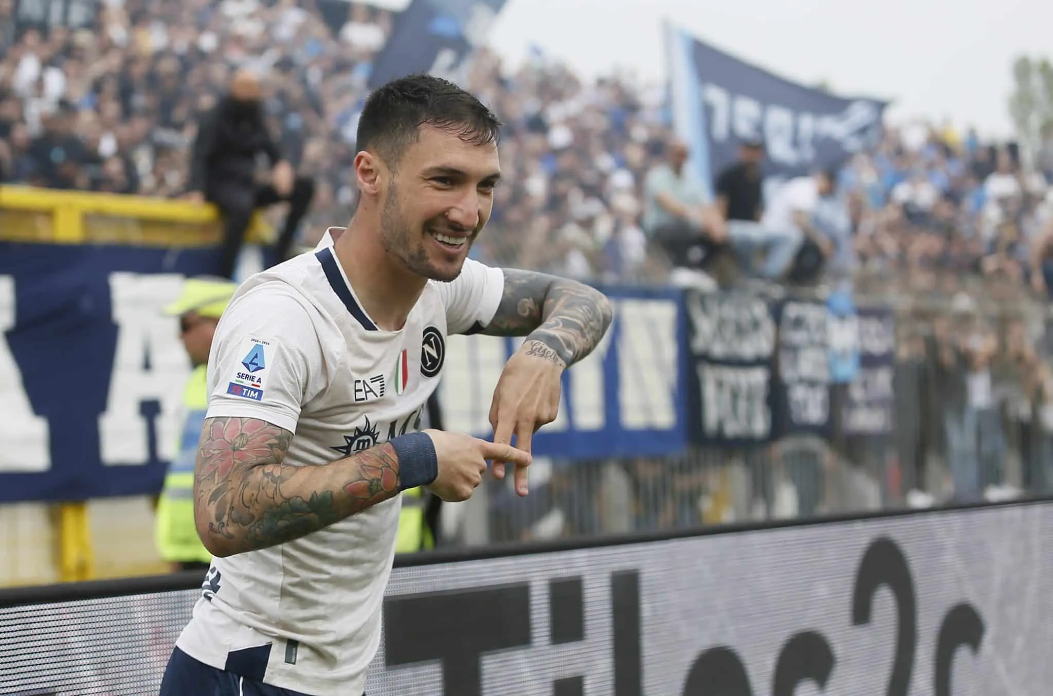 S&oacute; vale gola&ccedil;o: Napoli bate Monza de virada e segue na briga pelo m&iacute;nimo