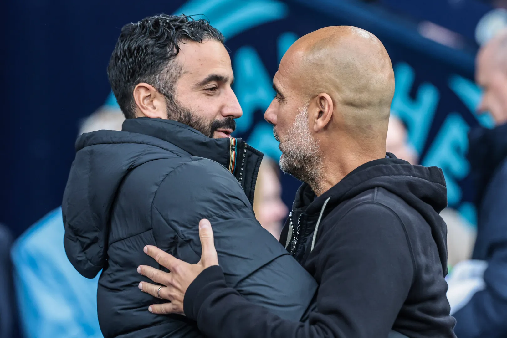 Guardiola e R&uacute;ben Amorim se cumprimentam